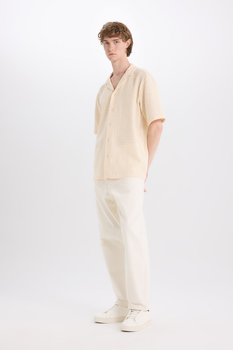 ديفاكتو قميص رجالي بقصّة عادية ورقبة أباتشي وأكمام قصيرة - Image 2