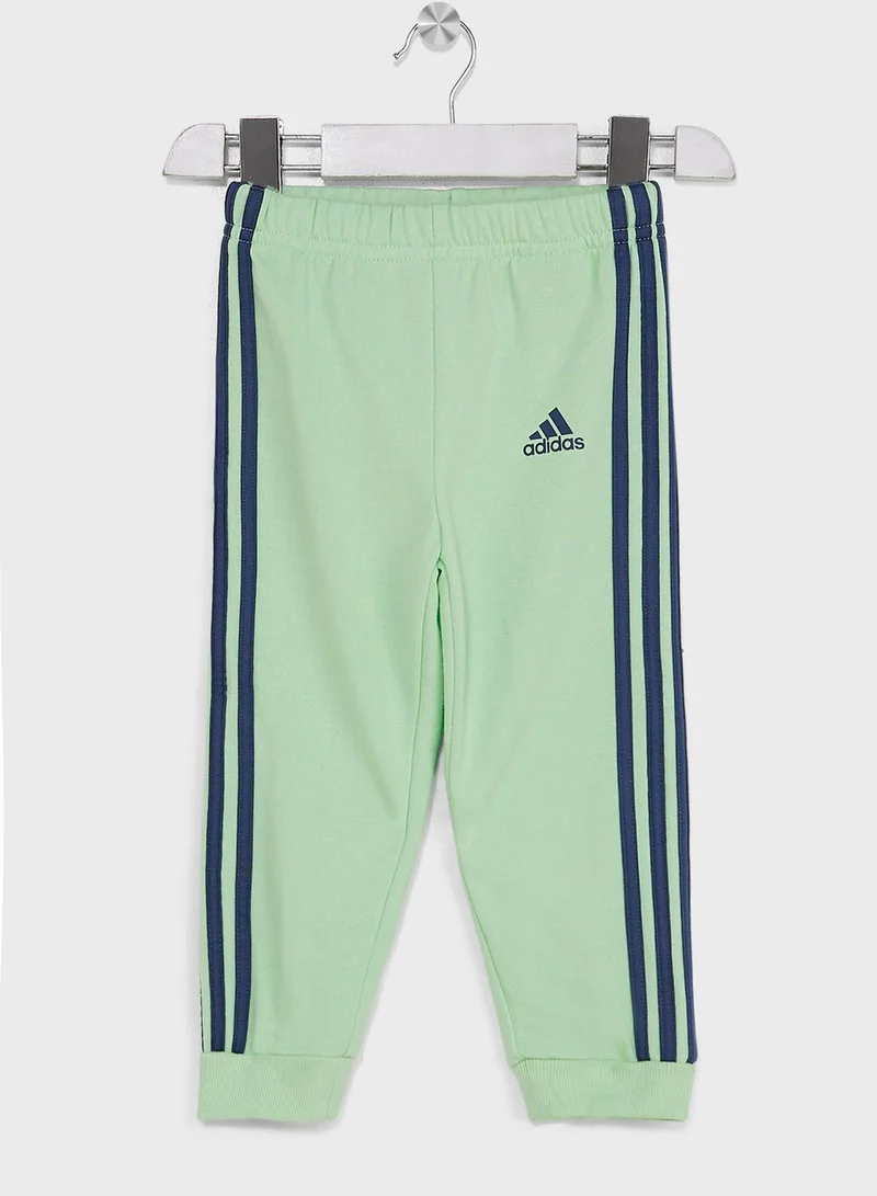 adidas بنطال جوغر رياضي من قماش تيري الفرنسي مزين بشعار للأطفال