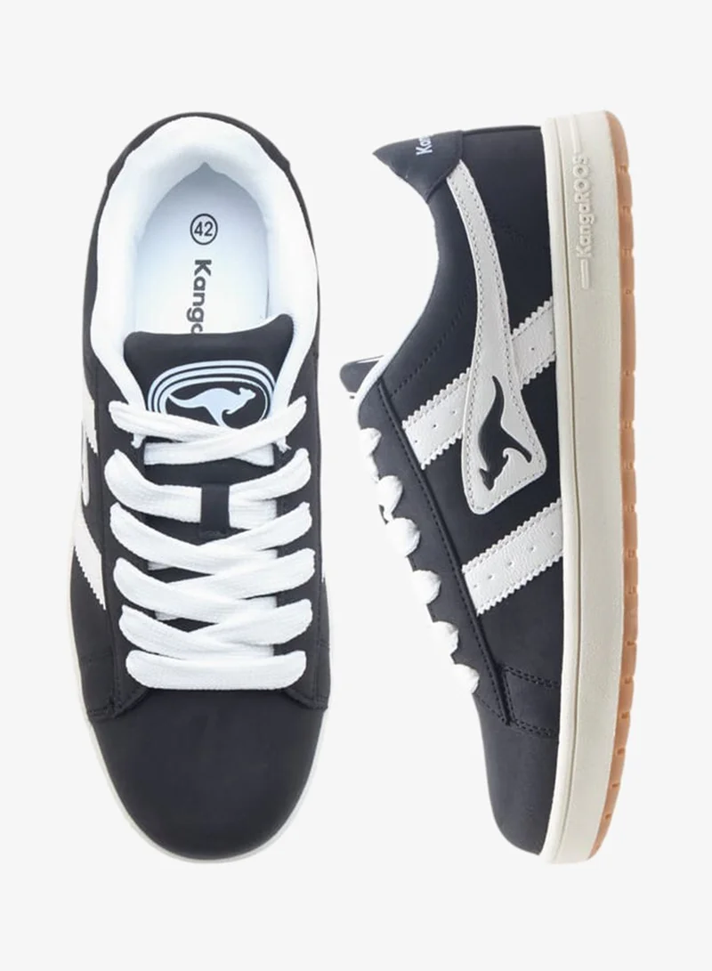 كانغاروس حذاء رياضي رجالي بشعار وتفاصيل برباط