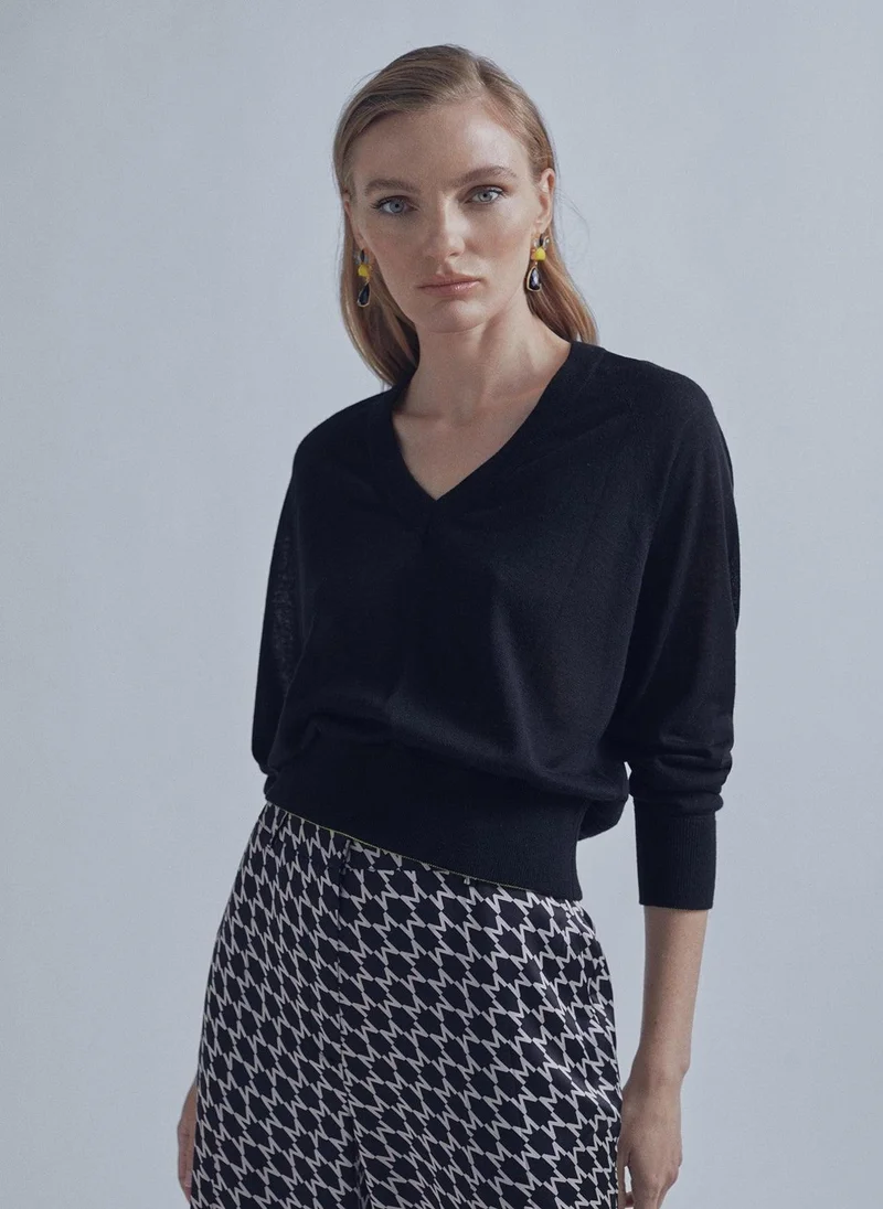 Lola Casademunt Basic V-neck sweater