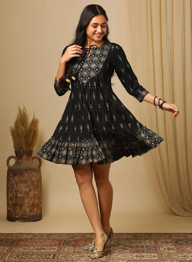 جلو باص فستان قصير بطباعة مع ياقة بأربطة