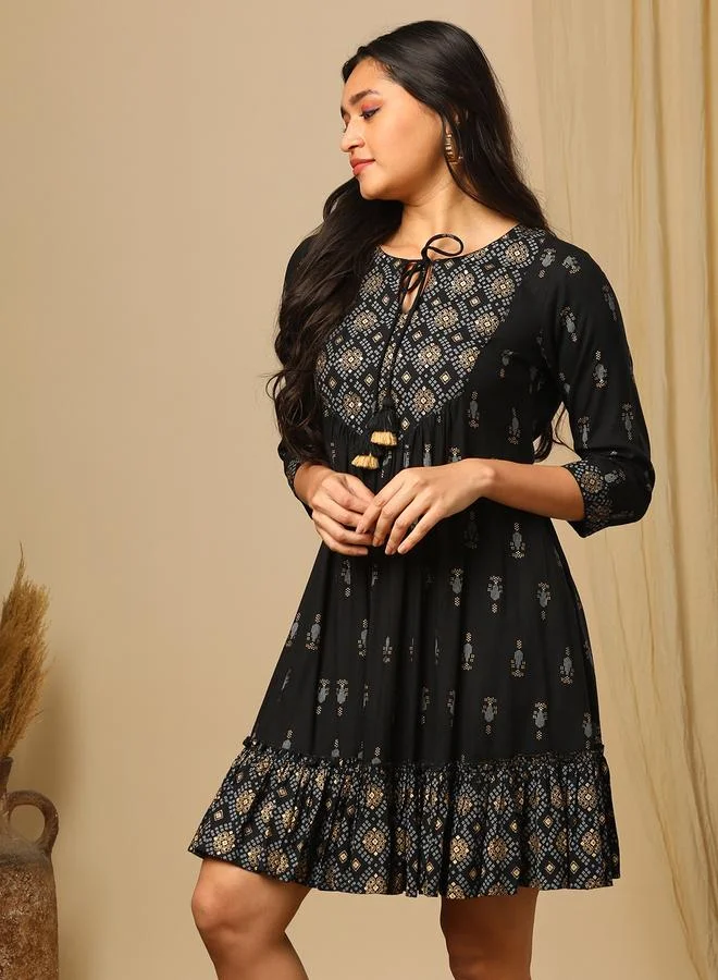 جلو باص فستان قصير بطباعة مع ياقة بأربطة