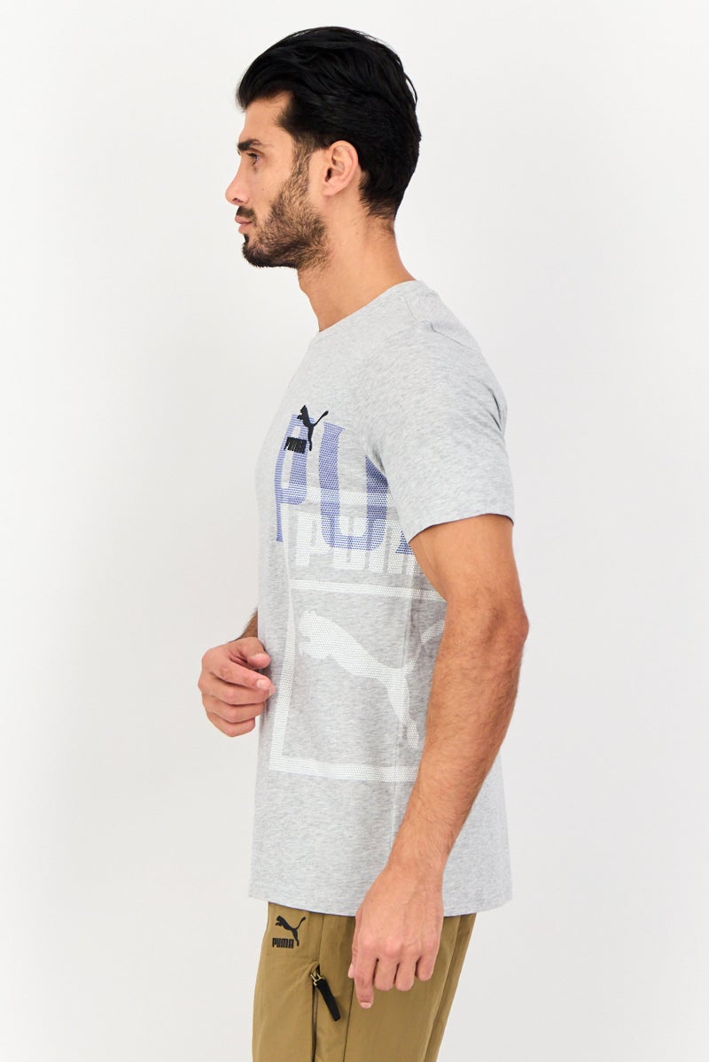 PUMA تي شيرت رياضي للرجال بأكمام قصيرة بشعار العلامة التجارية، رمادي فاتح - Image 2