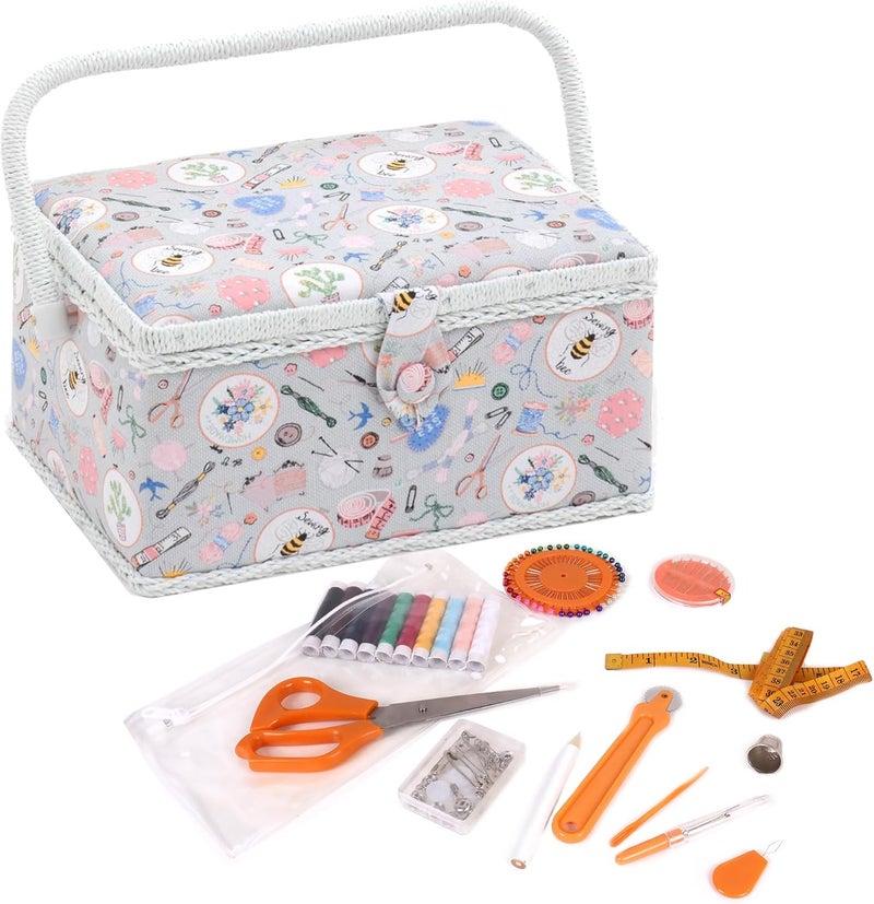 Hobby Gift صندوق خياطة مملوء مسبقًا كهدية هواية، لتخزين الأدوات والمواد الخياطية، يحتوي على مجموعة خياطة مكونة من 94 قطعة، متوسط الحجم، مصنوع يدويًا، أبعاده 18.5 × 25.5 × 14.5 سم - Image 1