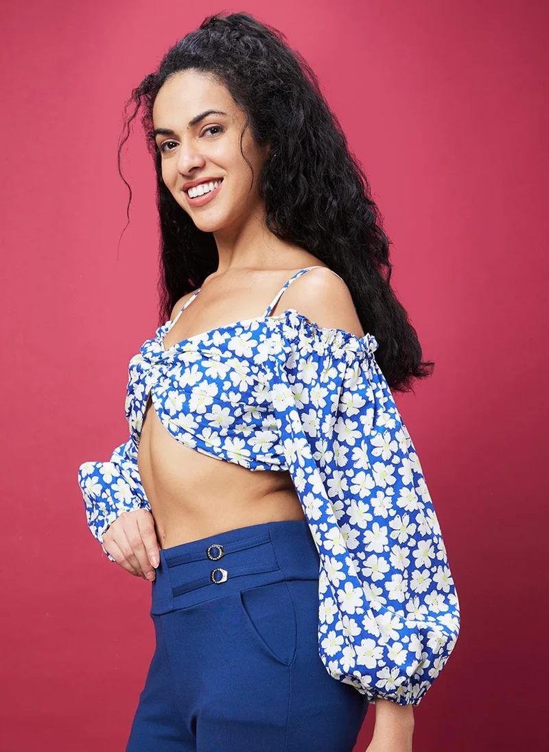 جلو باص بلوزة كروب قطنية نسائية بطبعات زهور بيضاء وأكتاف مكشوفة من جلوبس