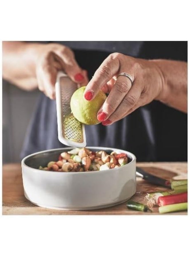 Uppfylld Handheld Grater in Off-White - Image 4