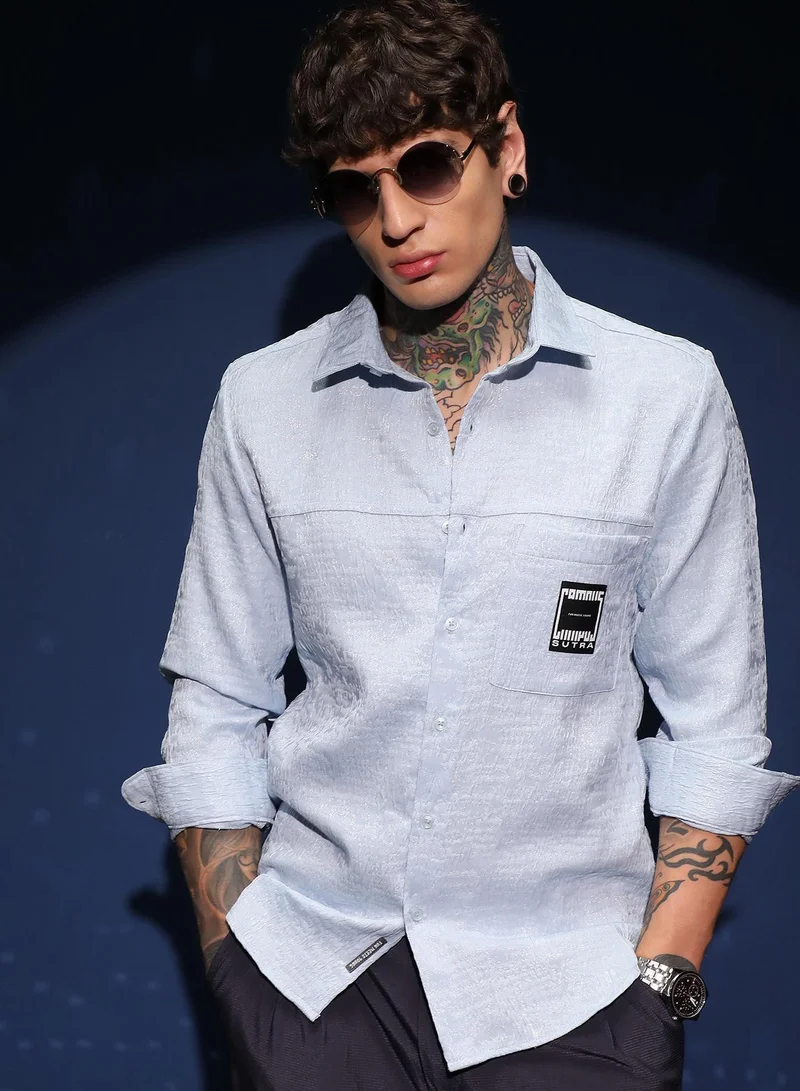 كامبوس سوترا قميص رجالي أبيض بنقشة ديزي بلمسة ملمس متآكل للملابس الكاجوال