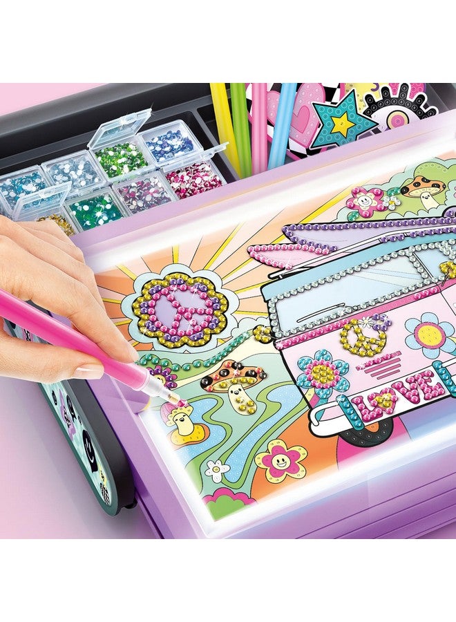 كانال تويز Style 4 Ever Diamond Art Studio. حافظة 3 في 1 مزودة بإضاءة LED ولوحة مضيئة. اصنع رسومات وملصقات ماسية وملصقات ماسية. للأطفال من سن 6 سنوات فما فوق - Image 5