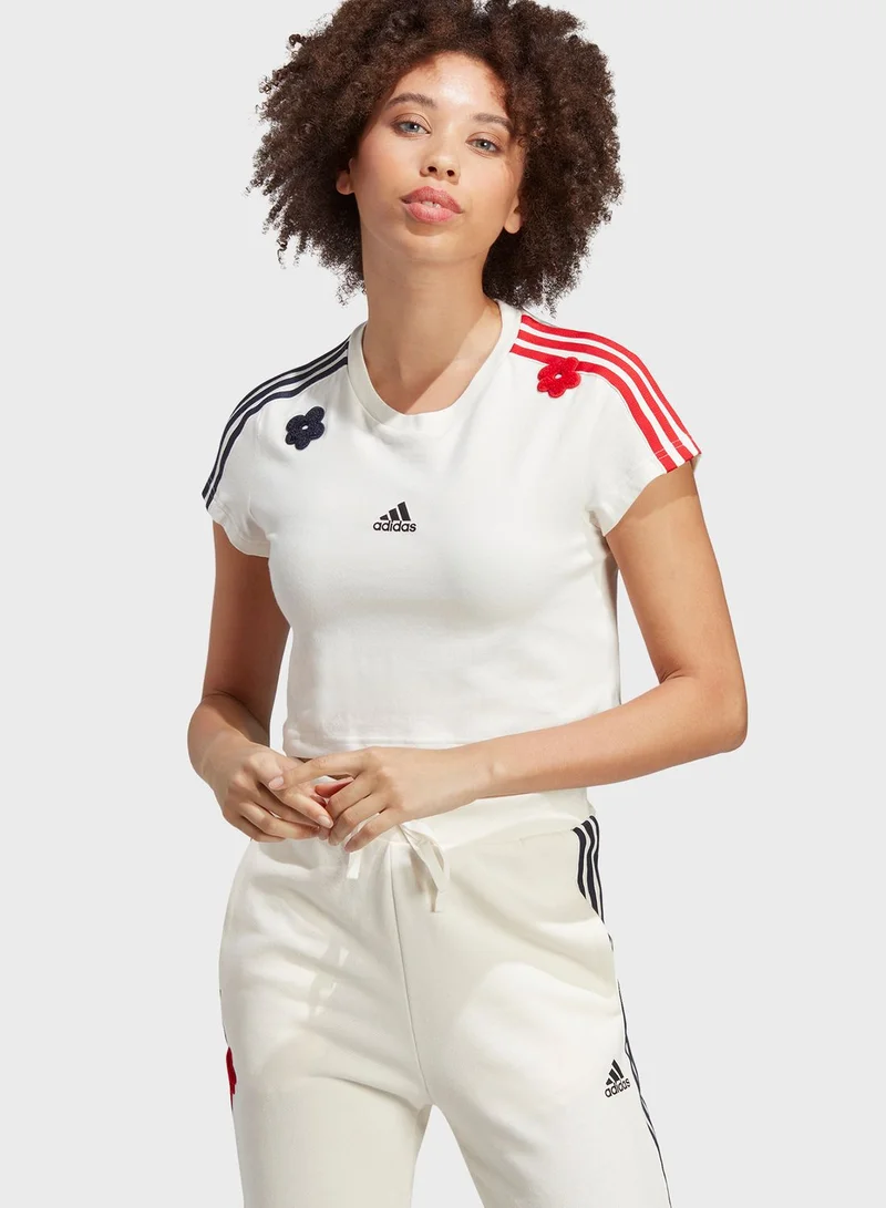 adidas تيشيرت قصير بخطوط الماركة وطبعة زهرة