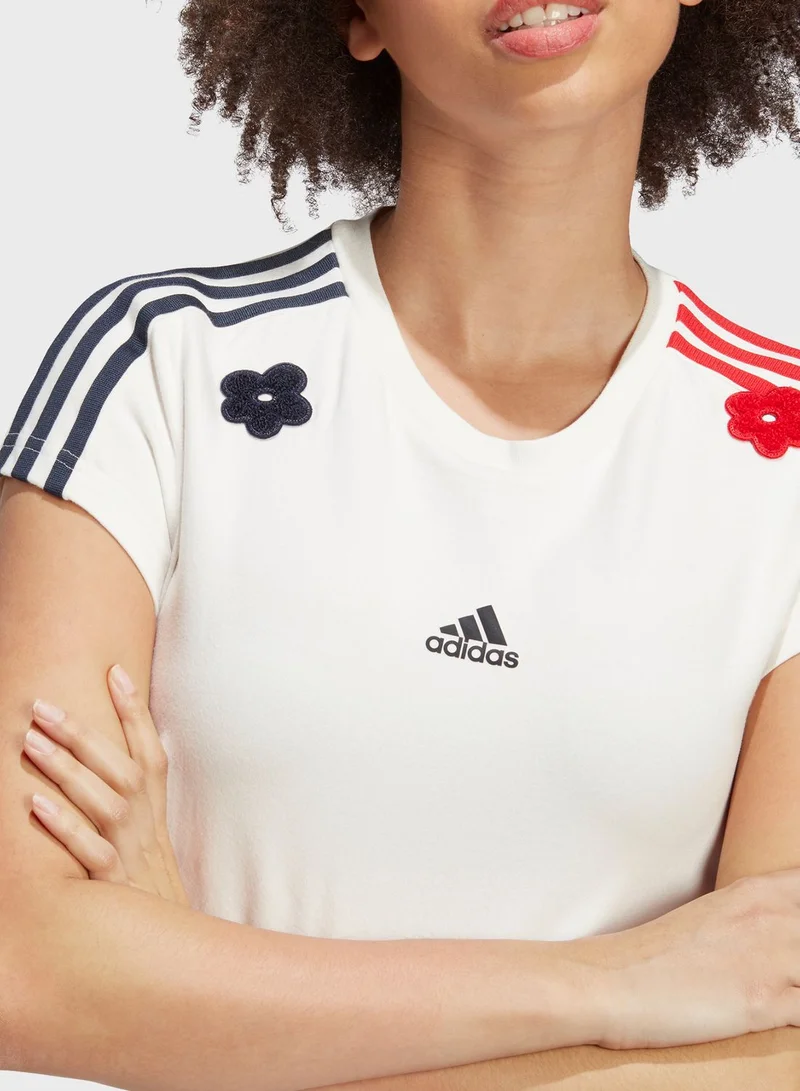 adidas تيشيرت قصير بخطوط الماركة وطبعة زهرة
