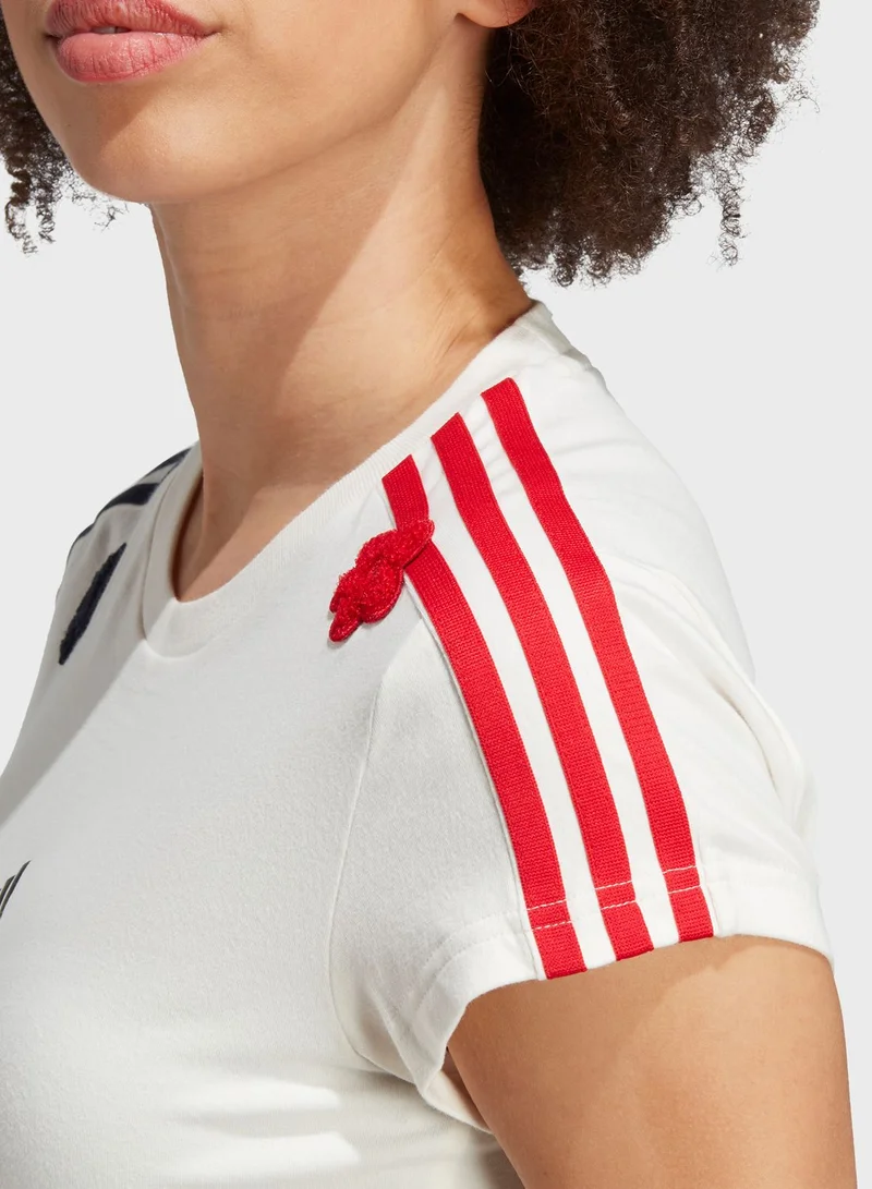 adidas تيشيرت قصير بخطوط الماركة وطبعة زهرة