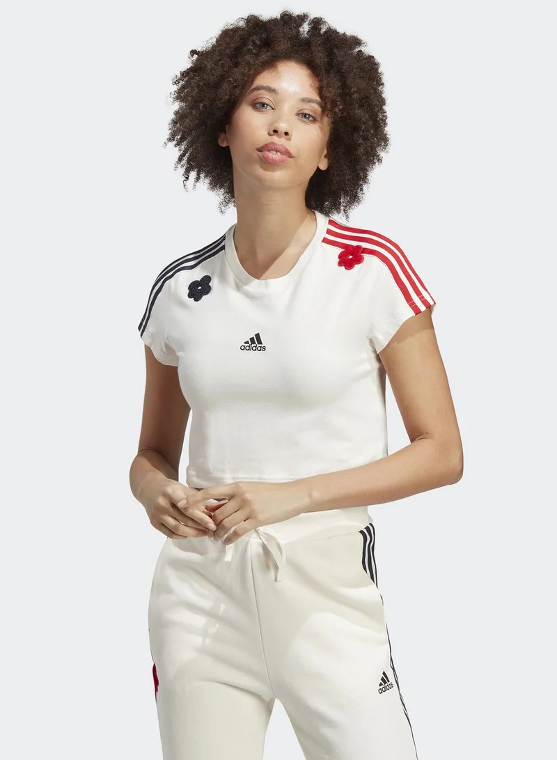 adidas تيشيرت قصير بخطوط الماركة وطبعة زهرة
