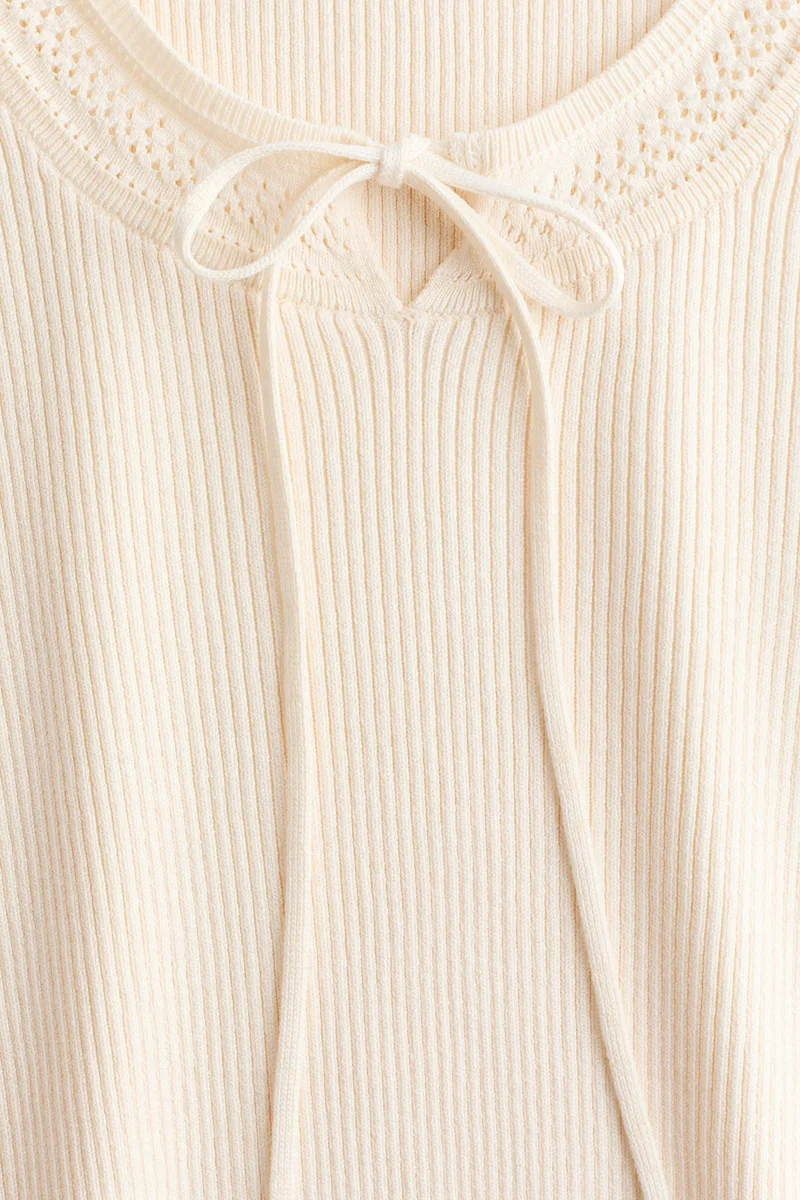 اتش اند ام بلوزة محبوكة مرنة بحواف مكشكشة