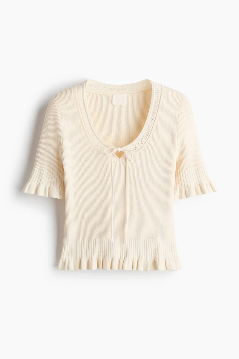 اتش اند ام بلوزة محبوكة مرنة بحواف مكشكشة