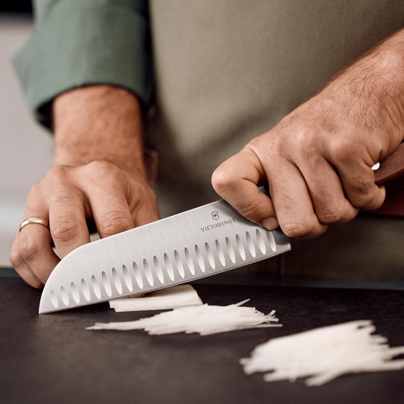 فيكترونوكس سكين سانتوكو بحافة مطوية ومزود بمقبض من خشب الورد - Image 2