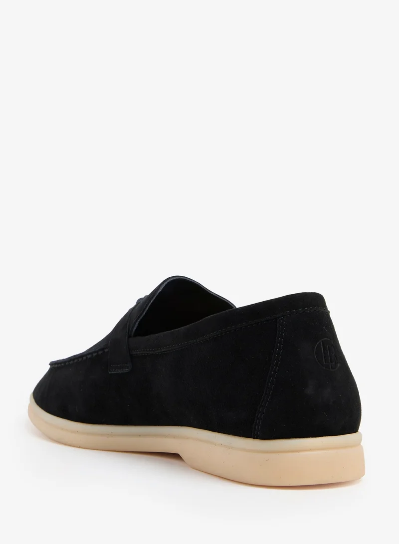 لوريان أديبة