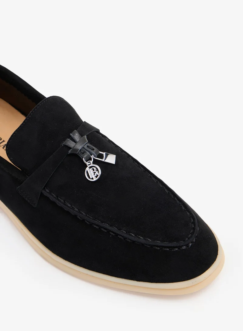 لوريان أديبة