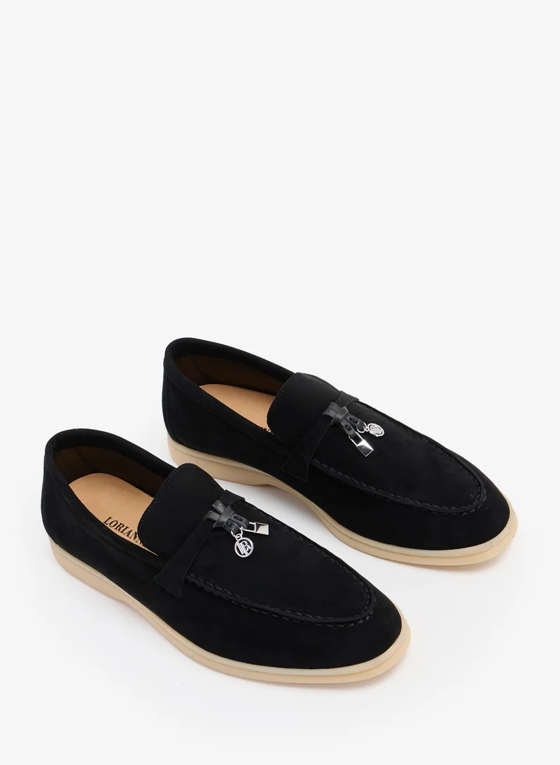 لوريان أديبة