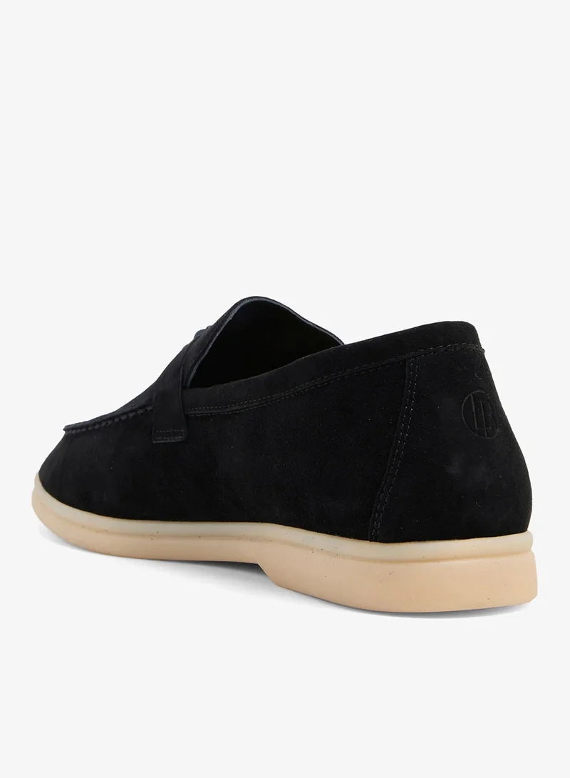 لوريان أديبة