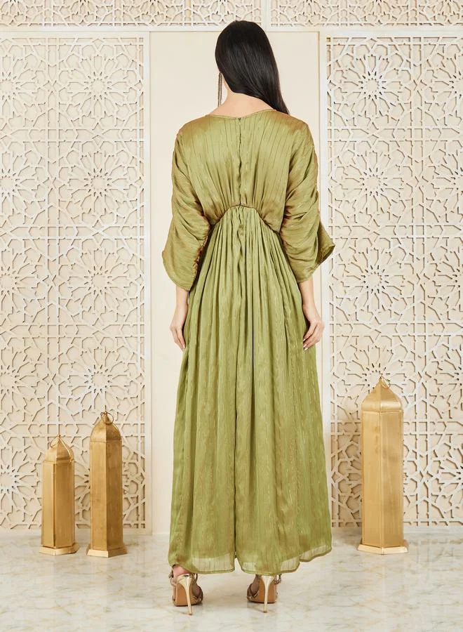 ستايلي فستان ماكسي A-Line مزين بخطوط لامعة وتفاصيل مجمعة من Styli