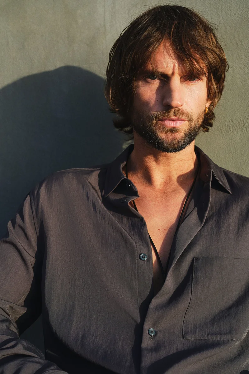 اتش اند ام قميص من الساتان بقصة واسعة