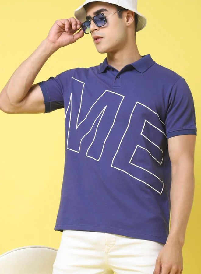 تايك تو تيشيرت بولو رجالي أزرق داكن بطبعة جرافيك من دور