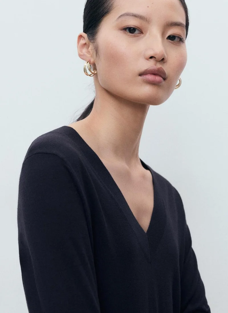 مانجو كنزة بياقة على شكل حرف  محبوكة بدقة