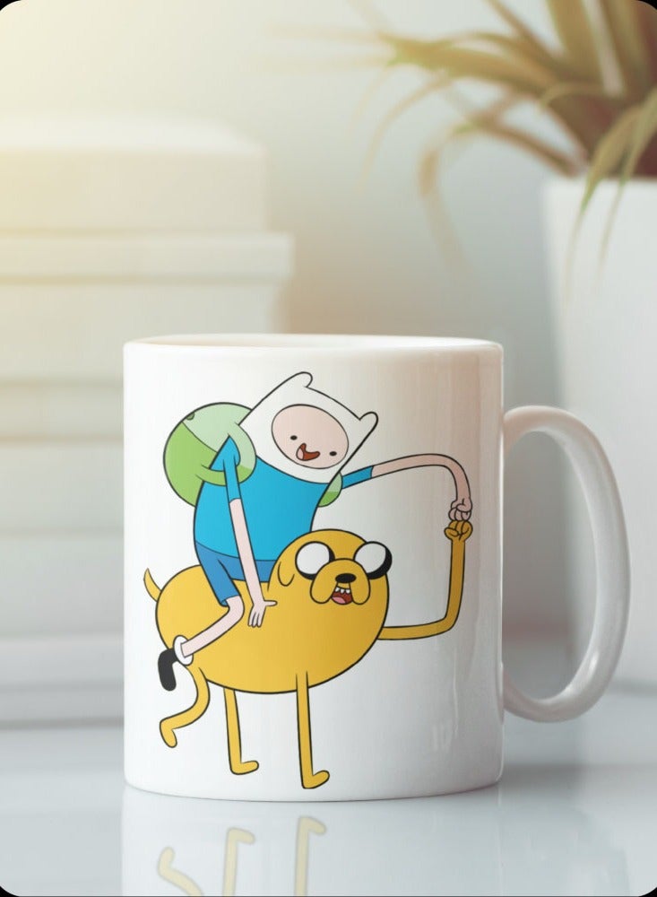 حكاية شمعة مج من السيراميك بطبعة تصميم "وقت المغامرات" بلون أبيض - Image 1