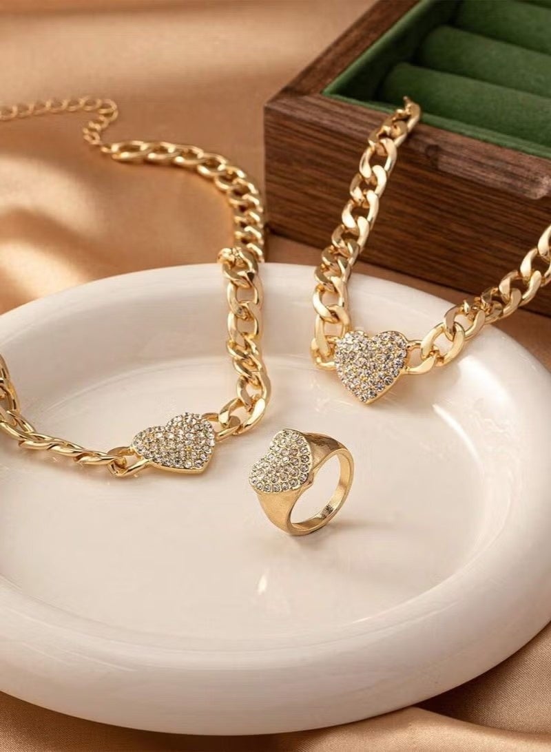 طقم إكسسوارات نسائية مكون من ثلاث قطع: قلادة، سوار، وخاتم، مصنوع من الذهب بتصميم قلب مزين بأحجار الراين. الطقم مقاوم للصدأ. - Image 5