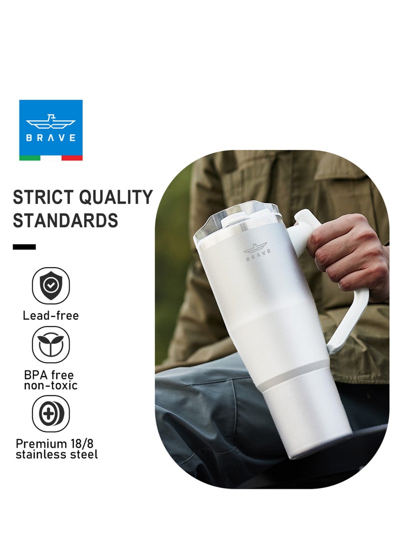 بريف ٣٢ أونصة (٩٥٠ مل) كوب معزول من الفولاذ المقاوم للصدأ مع مقبض دوار بزاوية ١٨٠° وغطاء مع شفاط، كوب قهوة سفر ١٠٠٪ مانع للتسرب، كوب معزول جدار مزدوج بتقنية التفريغ، يحافظ على المشروبات باردة لمدة ٢٤ ساعة أو حارة لمدة ١٢ ساعة، خالي من مادة BPA، متين، قابل لإعادة الاستخدام، مناسب لحامل الأكواب، كوب قهوة كبير وزجاجة ماء للمشروبات الساخنة والباردة، مثالي للمكتب، السفر، والصالة الرياضية (أبيض) - Image 2