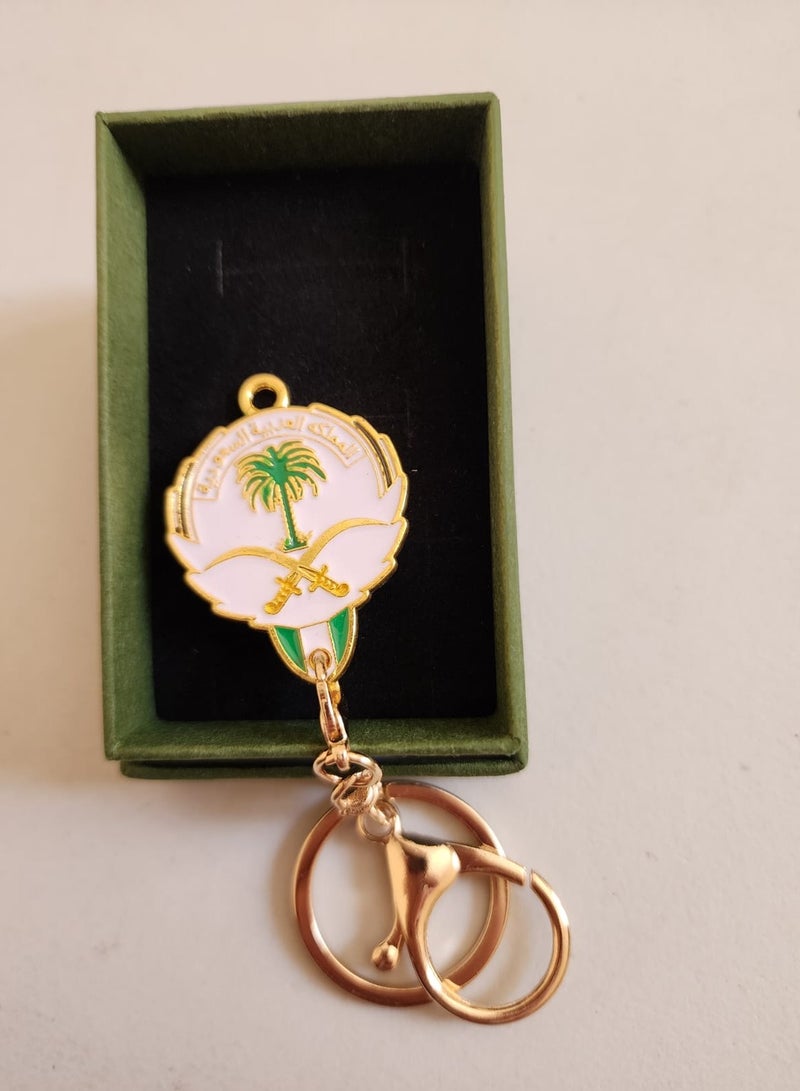 زينه اليوم الوطني سلسلة مفاتيح بتصميم شعار الممكلة العربية السعودية باللون الذهبي ضمن علبة خضراء انيقة  للاحتفال باليوم الوطني - Image 2