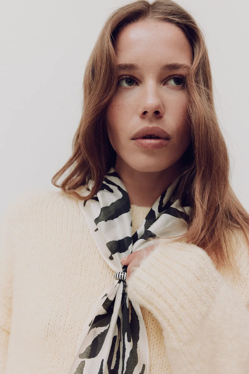 اتش اند ام وشاح للرقبة بتفاصيل خرز