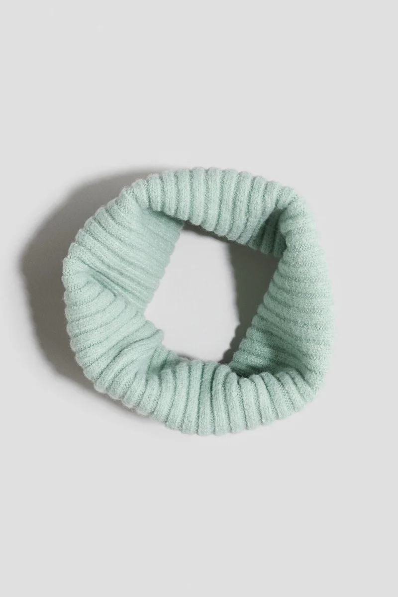 اتش اند ام وشاح بتصميم ملفوف من الصوف المرن