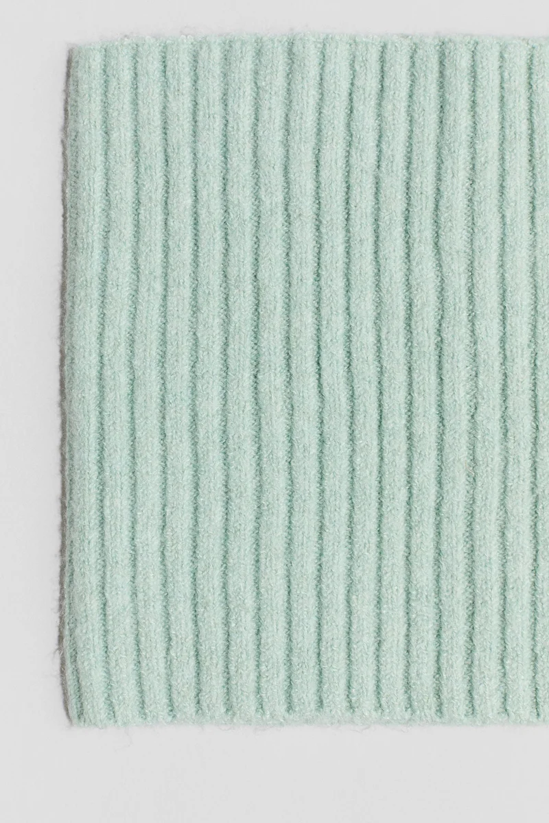 اتش اند ام وشاح بتصميم ملفوف من الصوف المرن