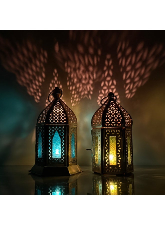 سوق ديزاينز مجموعة من فانوسين مغربيين عربيين من سوق ديزاينز - معدن ذهبي مع زجاج أخضر وأزرق، فوانيس رمضانية مزخرفة، مناسبة للعيد، ديوالي، عيد الميلاد، فوانيس معلقة داخلية وخارجية - Image 1
