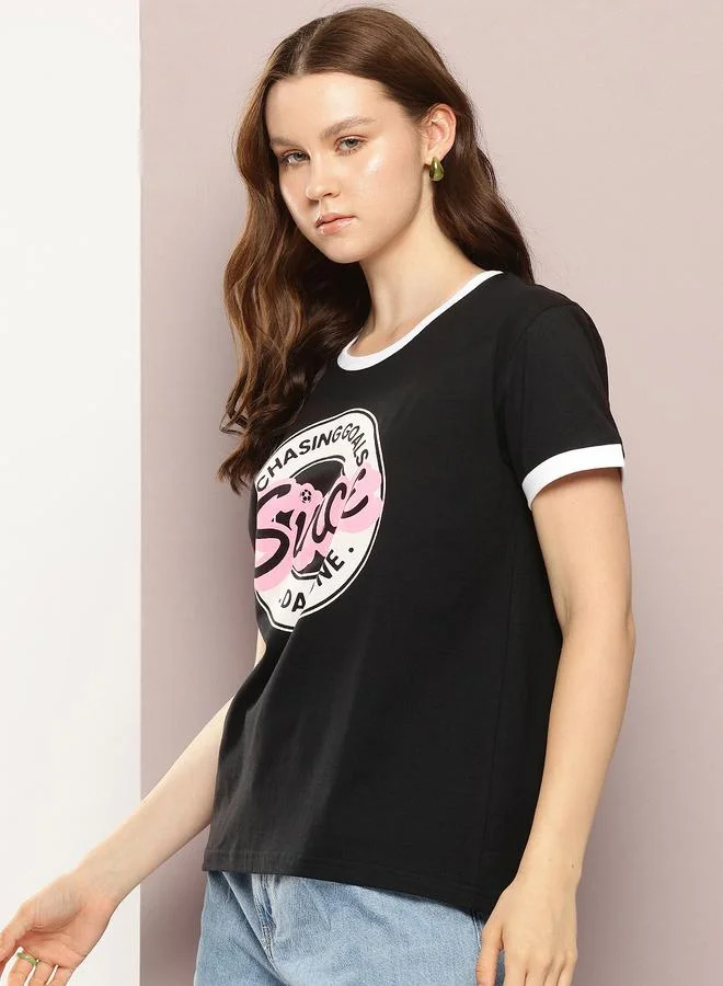 ديلينجر تيشيرت نسائي قصير الأكمام بطبعة مربعة