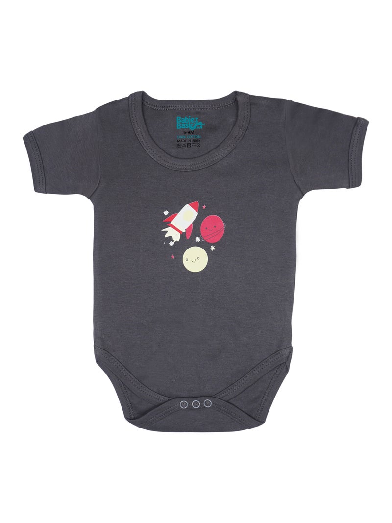 بابيز_بيسك بيبيز بيسك مجموعة هدايا مكونة من 5 قطع قطنية 100٪ للجنسين تشمل السالوبيت ، والرمبر ، والقفازات ، والقبعة ، والبيجامة/البذلة. - Image 3