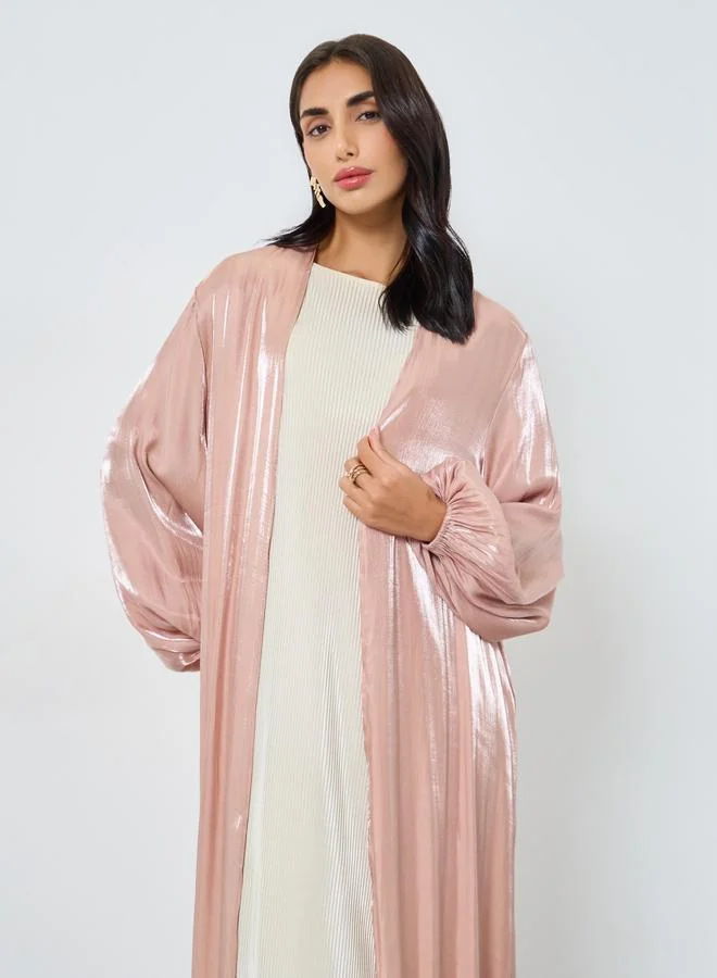 أميرة عباية ساتان بأكمام واسعة وتفاصيل براقة