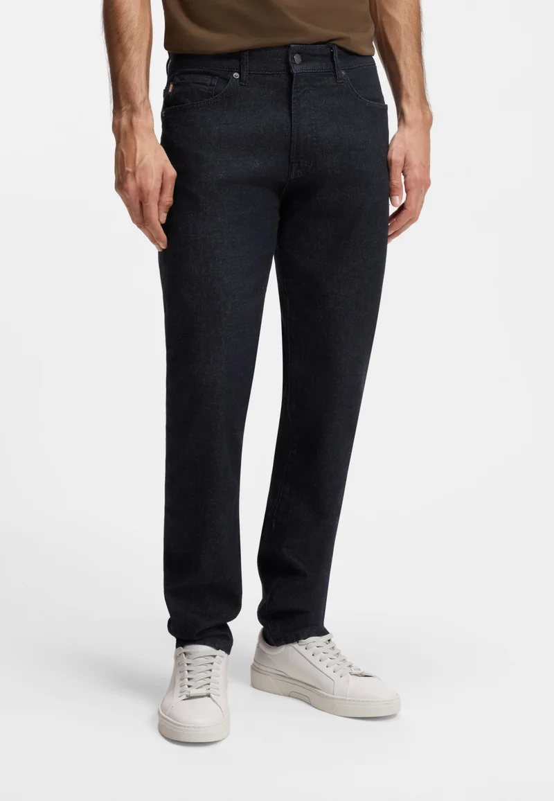 بوس جينز مين بقصة عادية من دينم مريح قابل للتمدد بلون أزرق داكن