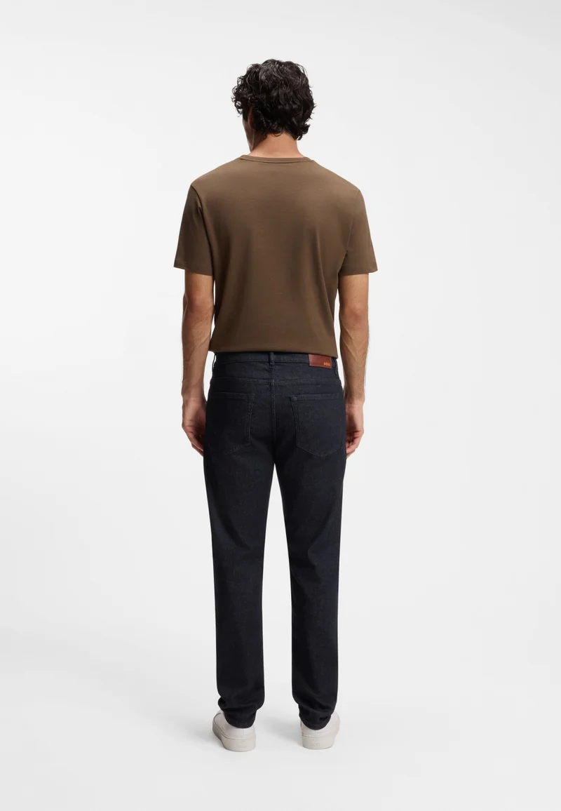 بوس جينز مين بقصة عادية من دينم مريح قابل للتمدد بلون أزرق داكن