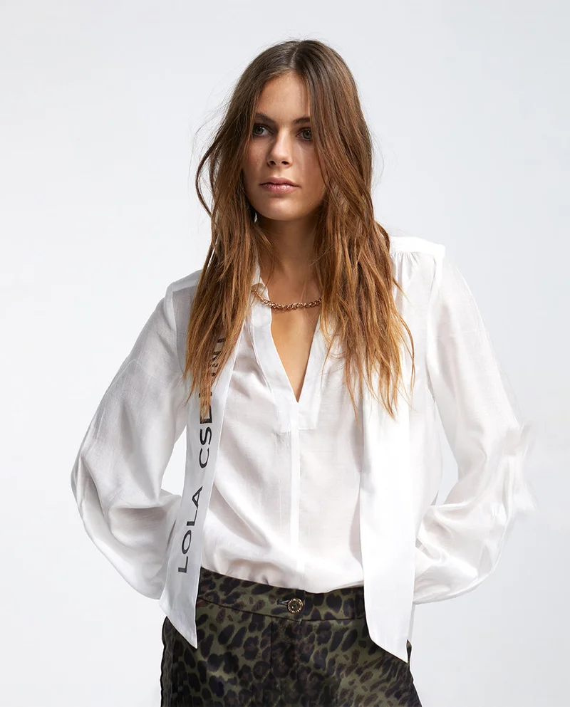 لولا كساديمونت بلوزة بتفاصيل وشاح