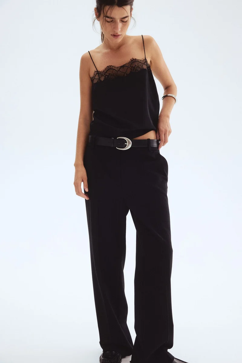 اتش اند ام بلوزة ساتان بحمالات مزينة بدانتيل