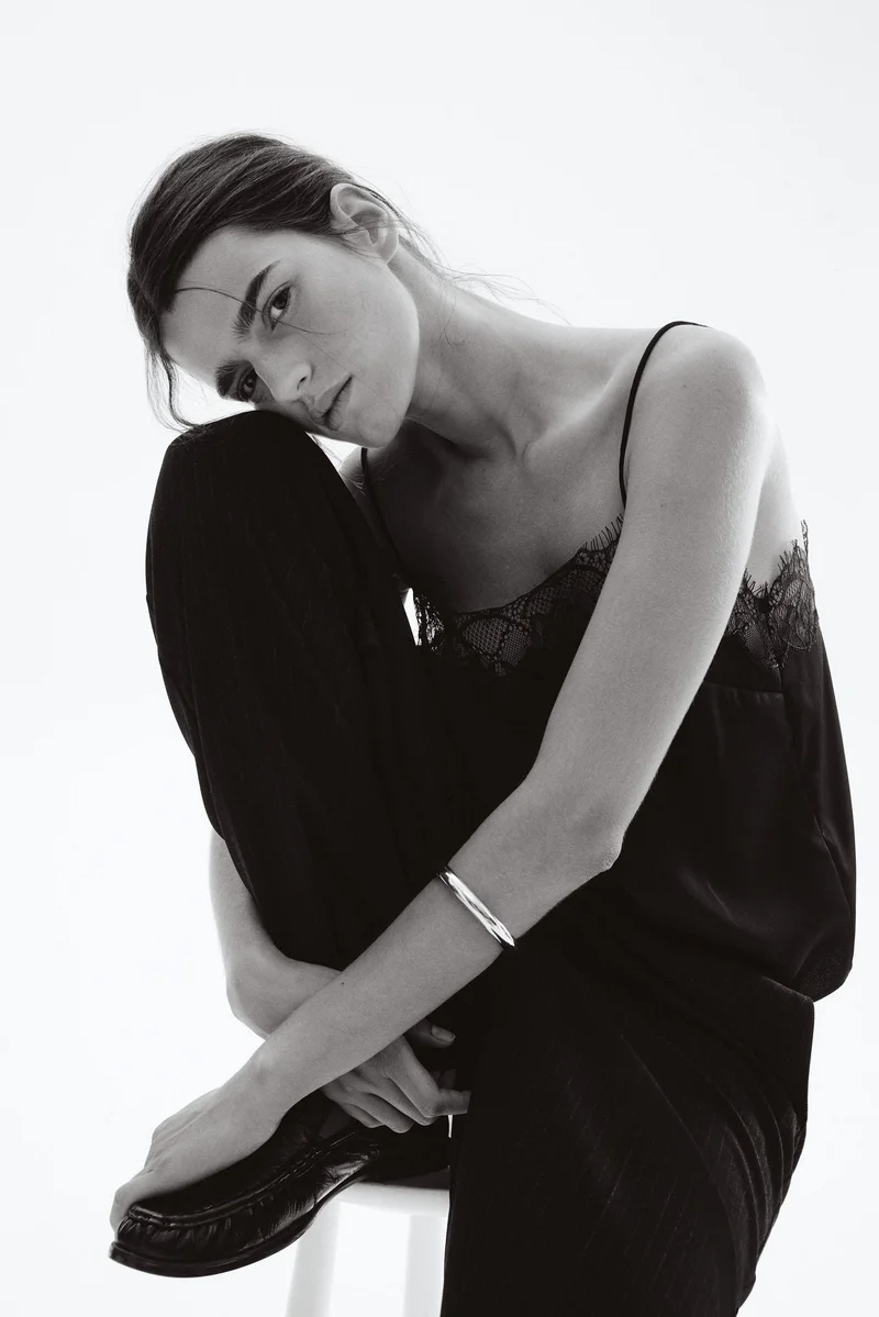 اتش اند ام بلوزة ساتان بحمالات مزينة بدانتيل