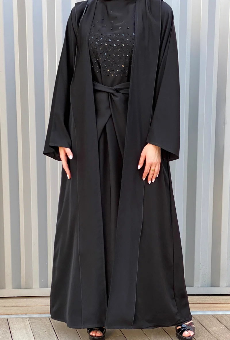 Moistreet Embroiderd Flared Sleeve Abaya Set