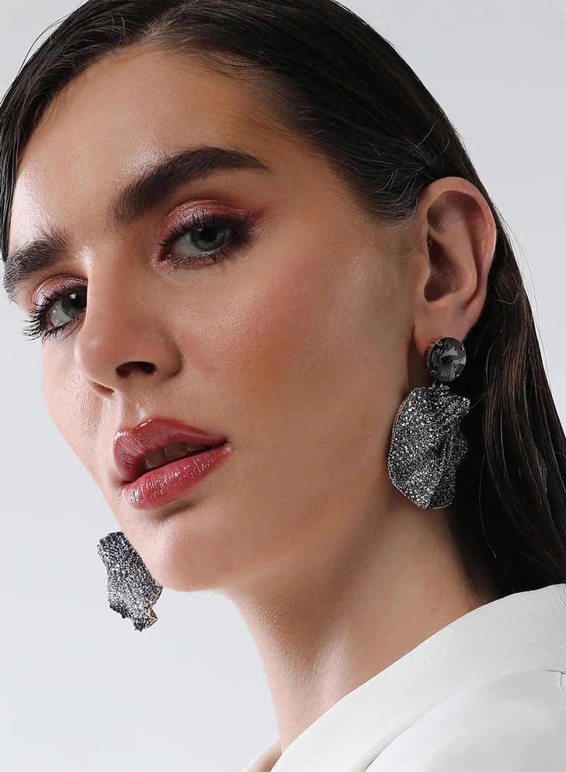 SOHI Glacier Swirl Crystal & Onyx Studded Artificial Drop Earring Jewellery
