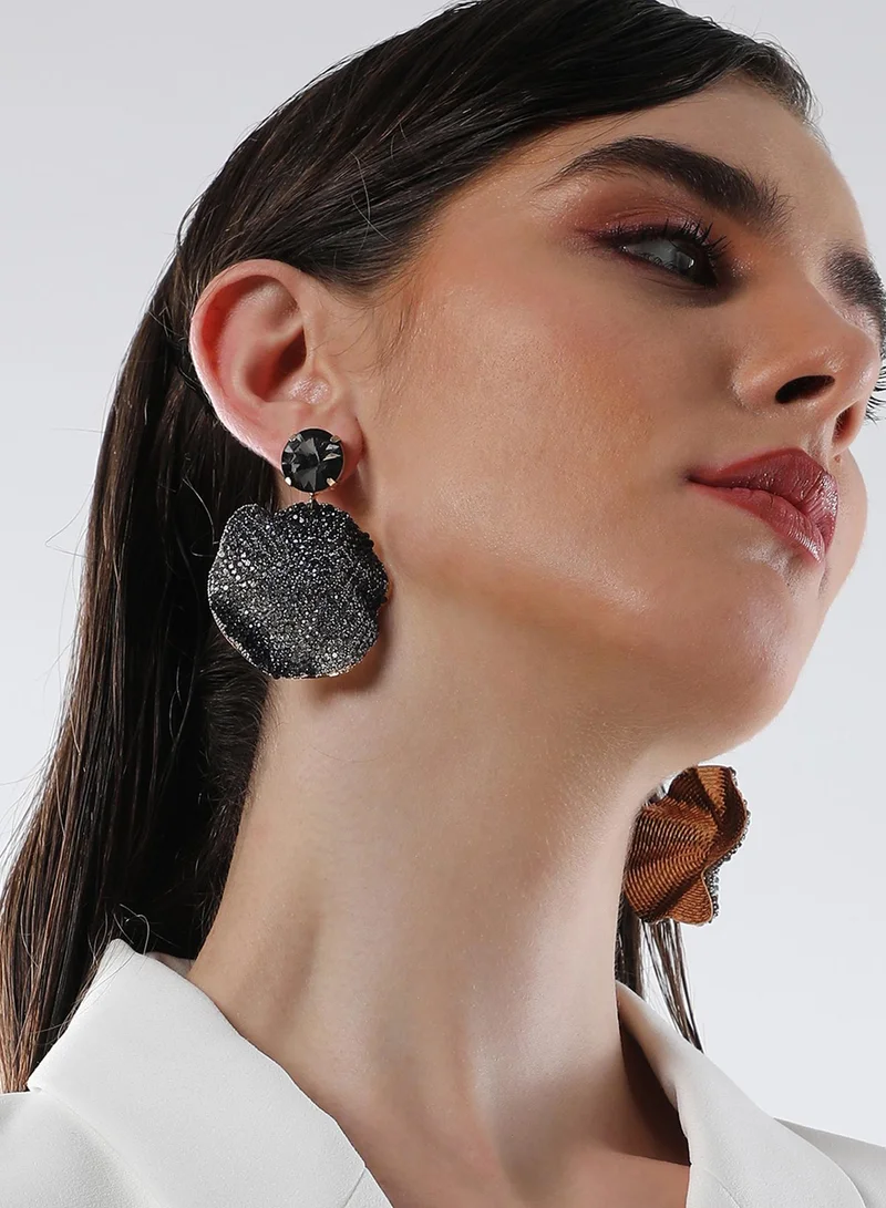 SOHI Glacier Swirl Crystal & Onyx Studded Artificial Drop Earring Jewellery