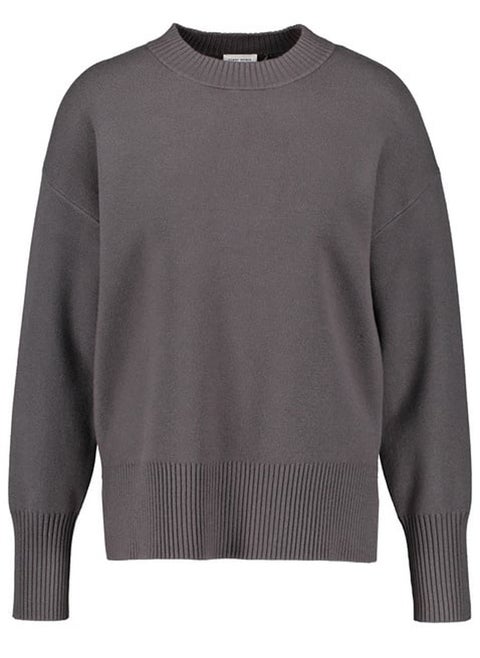 Soft jumper with an elongated back and side slits