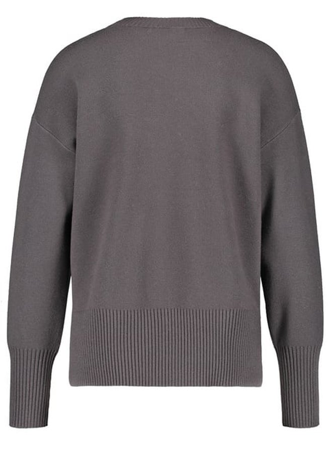 Soft jumper with an elongated back and side slits