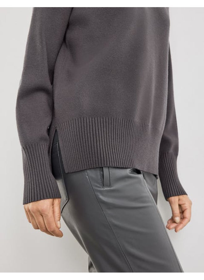 Soft jumper with an elongated back and side slits