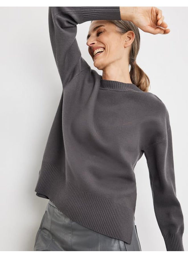 Soft jumper with an elongated back and side slits